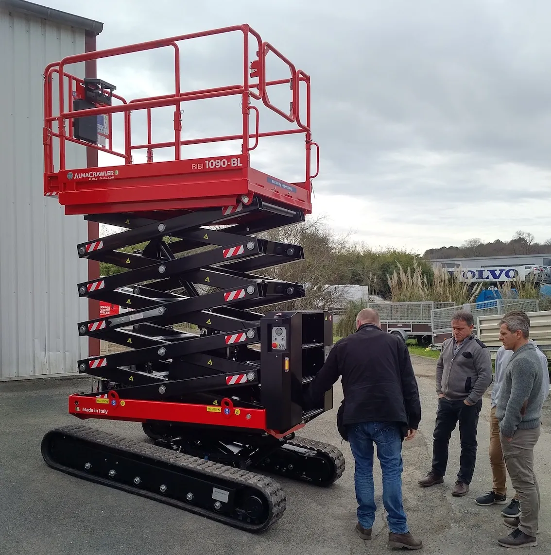 Why Crawler Scissor Hire Is Ideal for Uneven or Rough Terrain